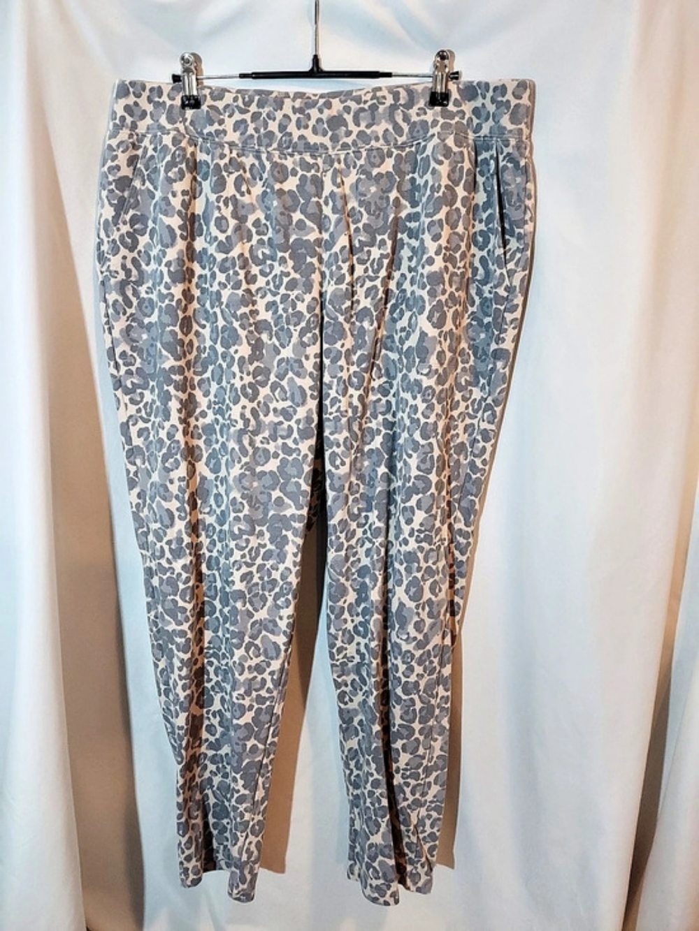 Lane Bryant LIVI Active French Terry Jogger Pants Gray Leopard Print Plus 18/20